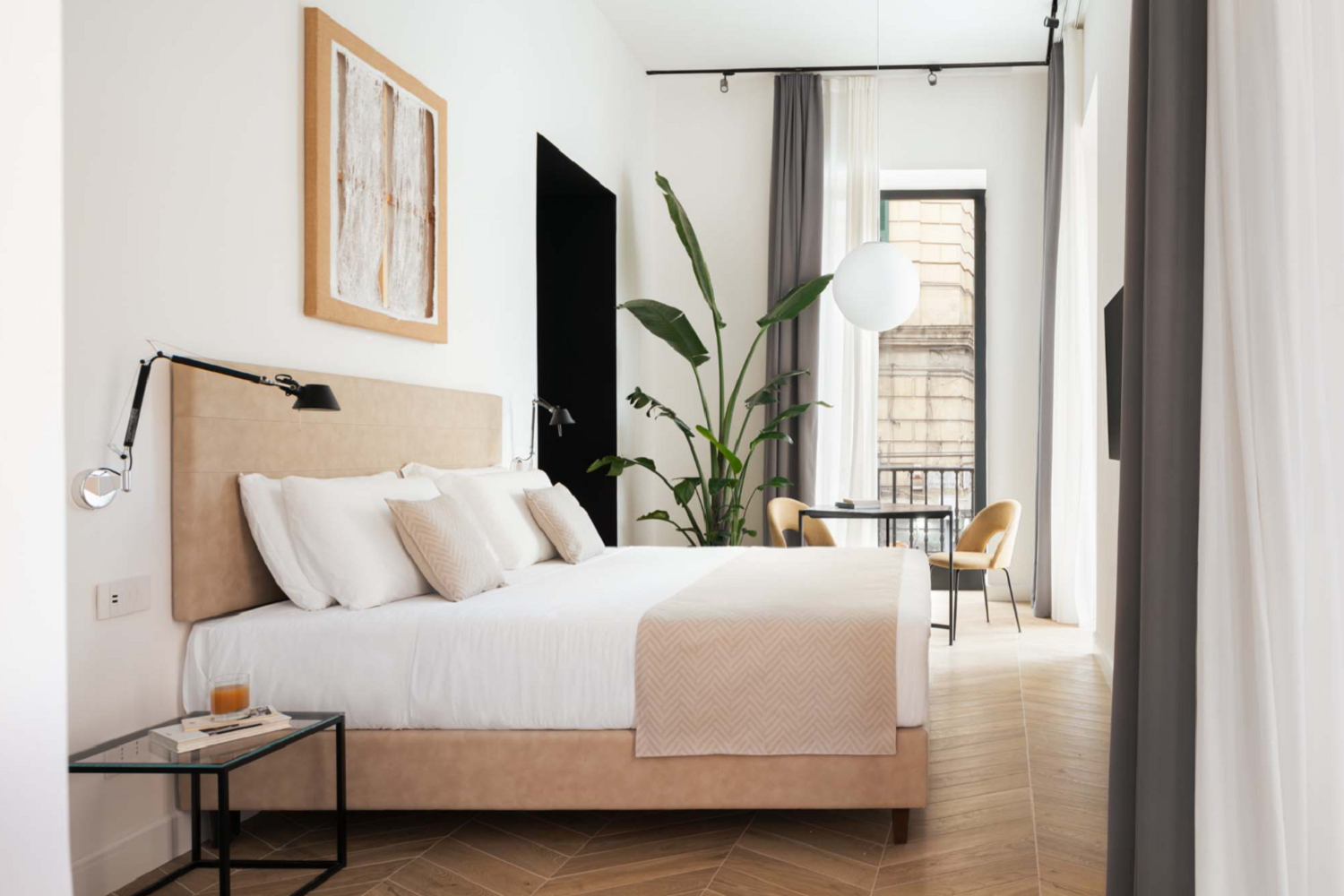 Nowoczesna, jasna sypialnia w minimalistycznym stylu od Marazzi